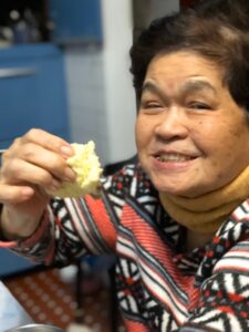 媽媽開心吃代糖戚風蛋糕。