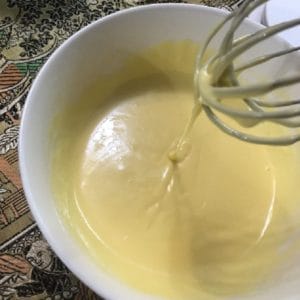 蛋黃糊均勻攪和後呈現滑順的流質感。